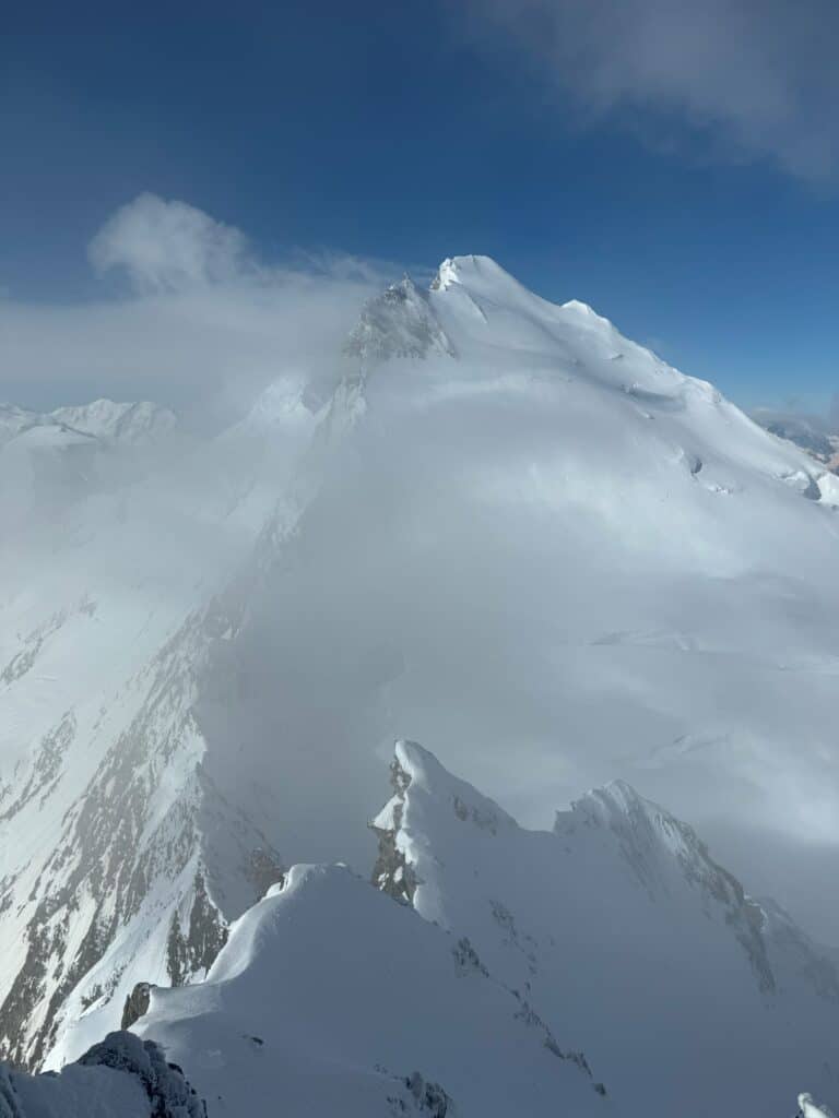 Brume arrivant sur le sommet de la Lenzspitze