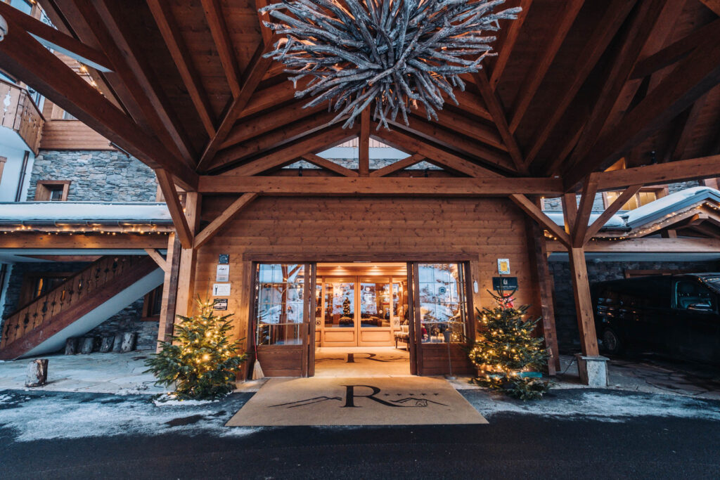 Entrée illuminée de l'hôtel de luxe le chalet Royalp de Villars-sur-Ollon en hiver