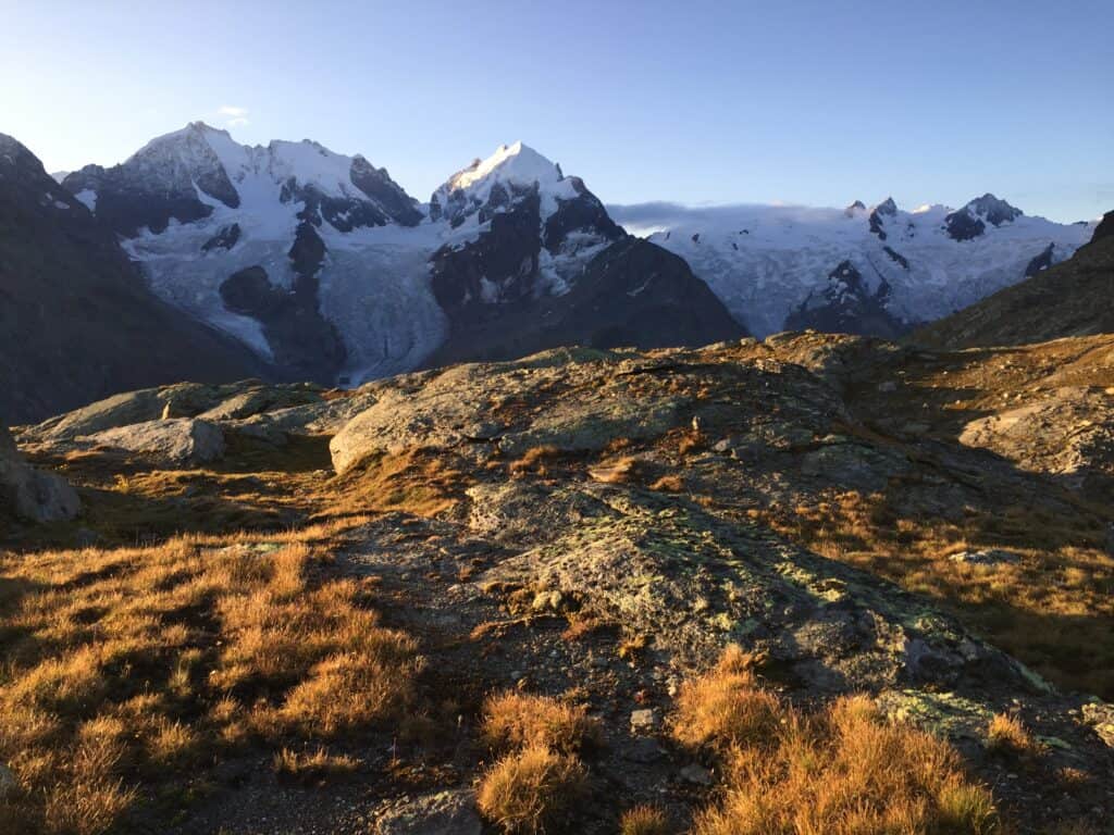 Vue sur les montagnes et les glaciers et l'Engadine en automne