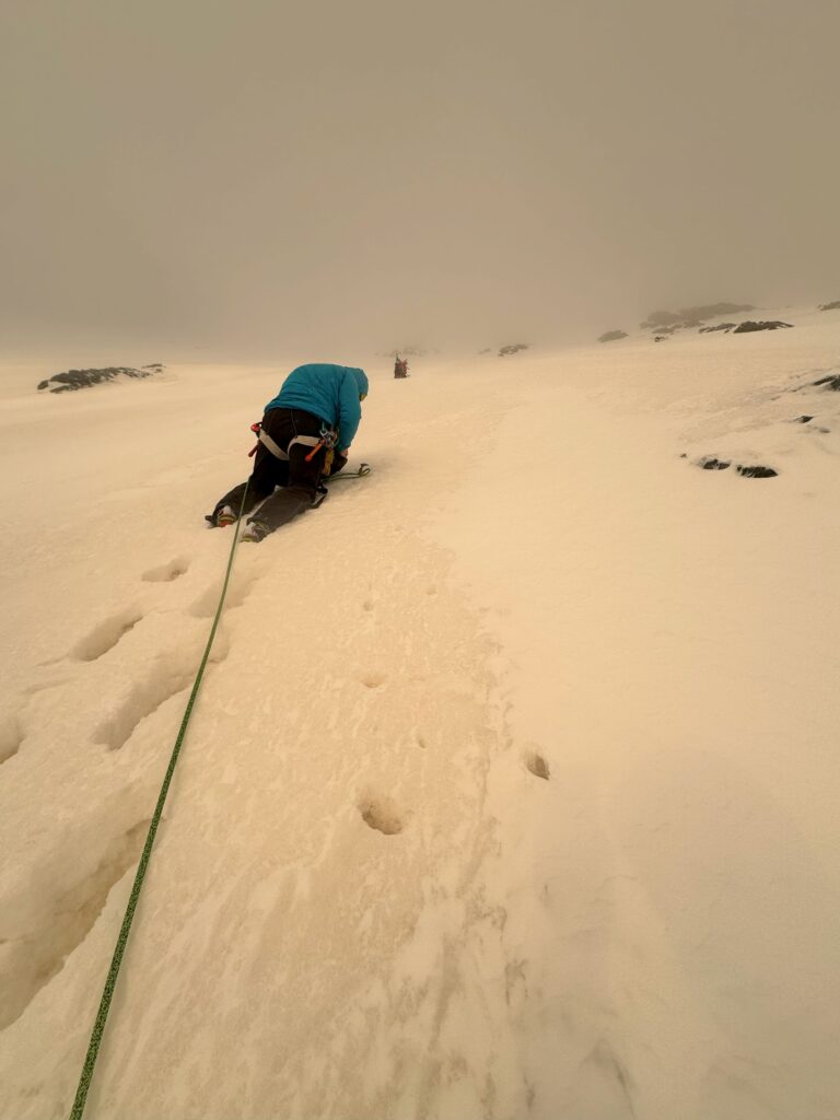 Alpiniste dans une pente de neige dans la face nord de la Lenzspitze