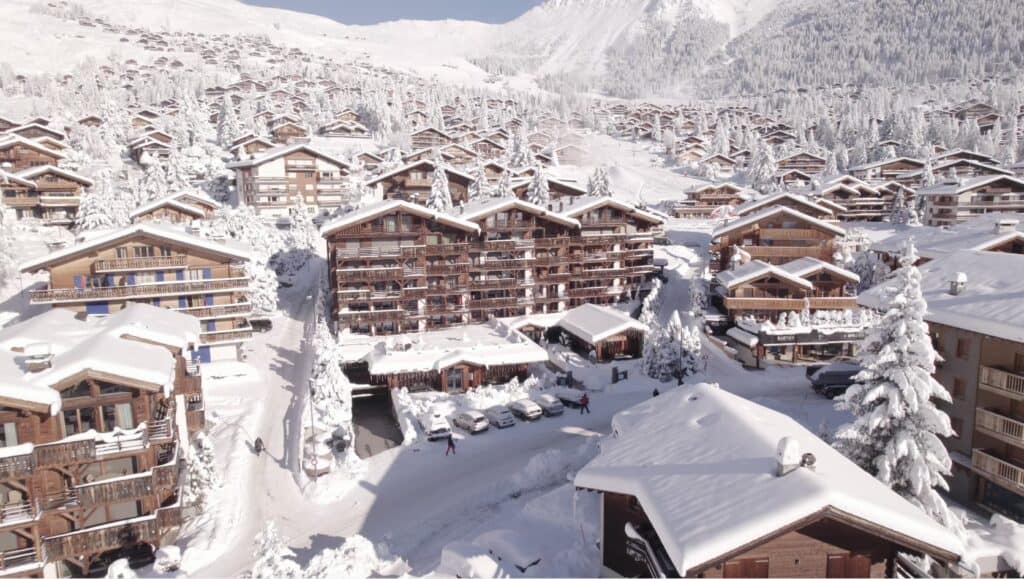 Vue aérienne sur l'hôtel la cordée des Alpes sous la neige en hiver