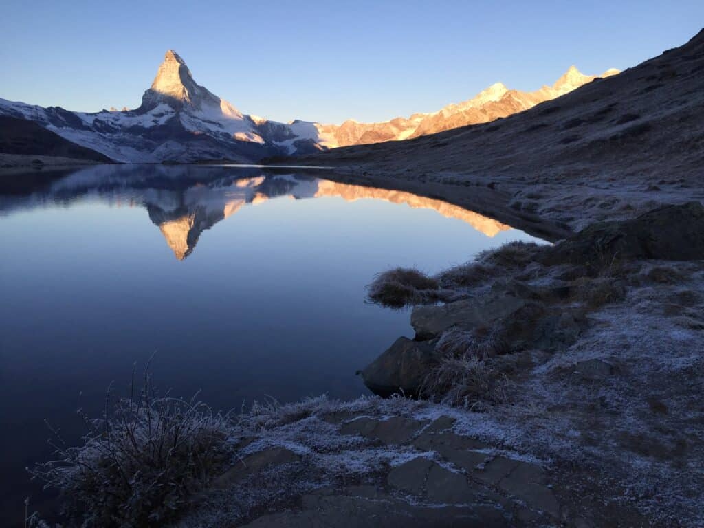 See mit Blick auf das Matterhorn links bei Sonnenaufgang, Herbststimmung