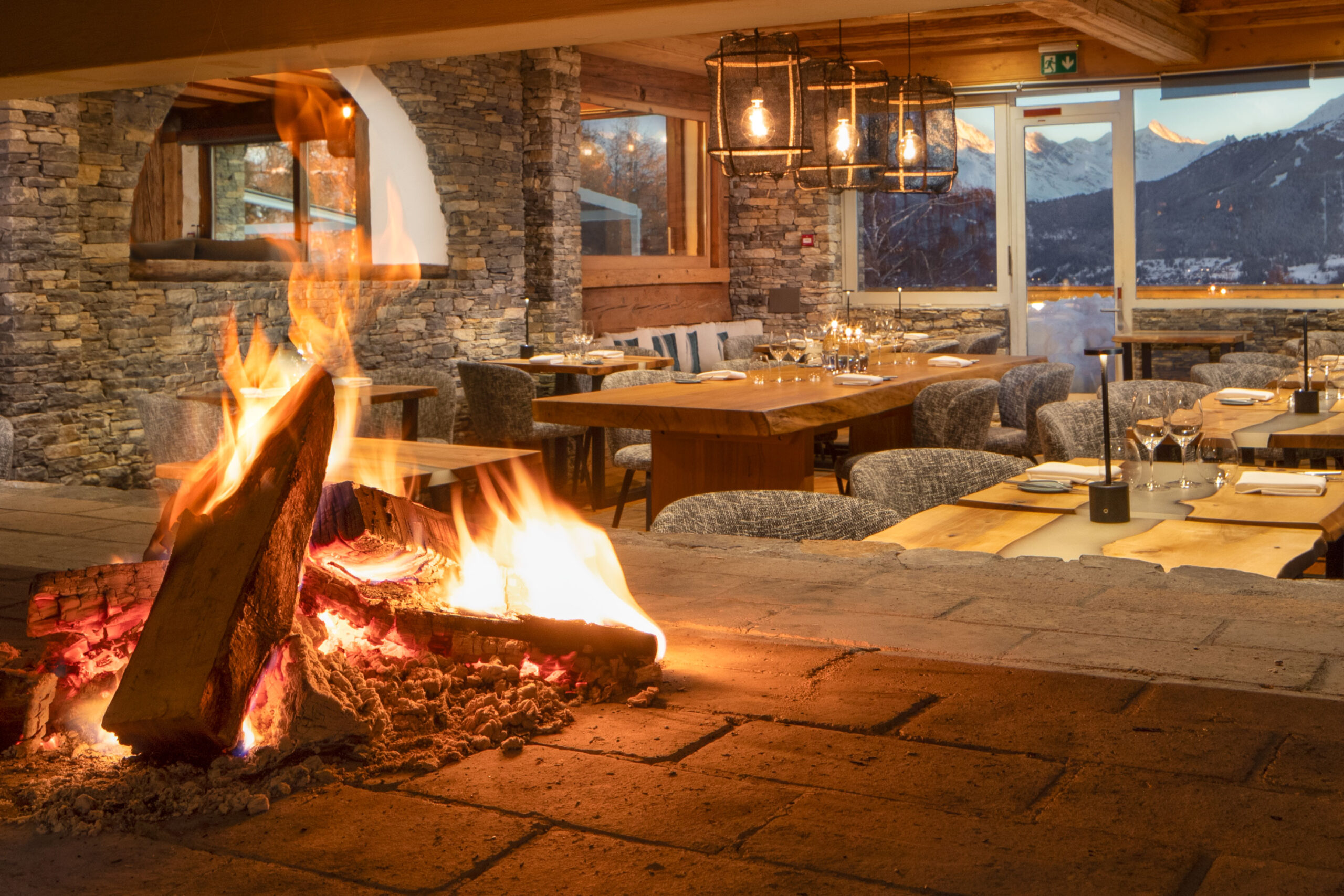 Feu qui crépite à l'intérieur du restaurant de l'hôtel Aida & Spa à Crans Montana