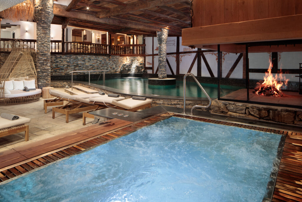 Photographie de deux piscines intérieures du spa de l'hôtel Aida & Spa à Crans Montana