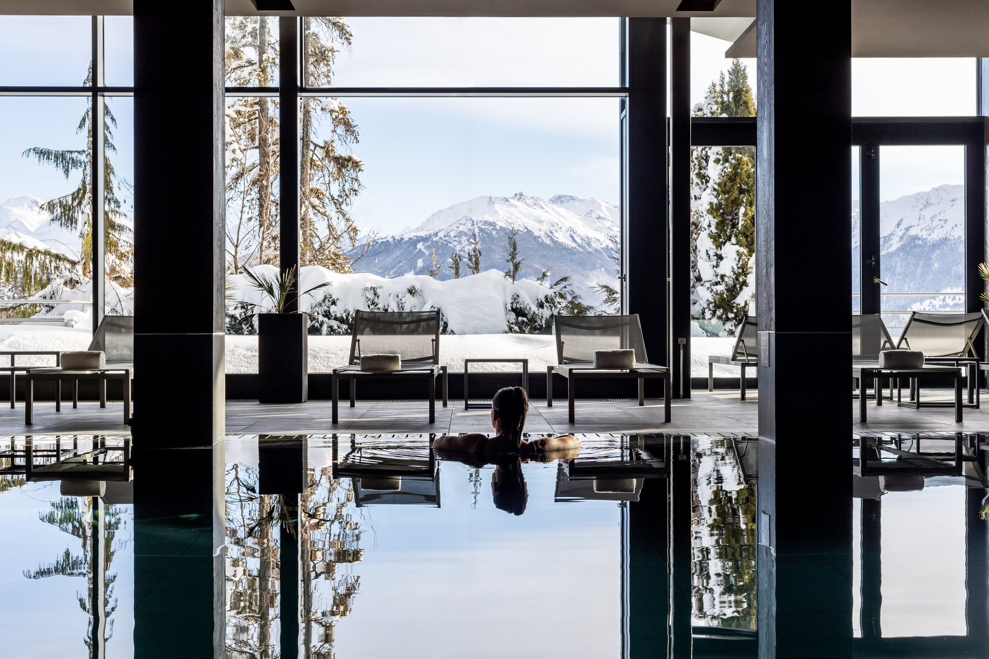 Wellnessbereich eines Luxushotels mit Blick auf die Berge von Crans Montana