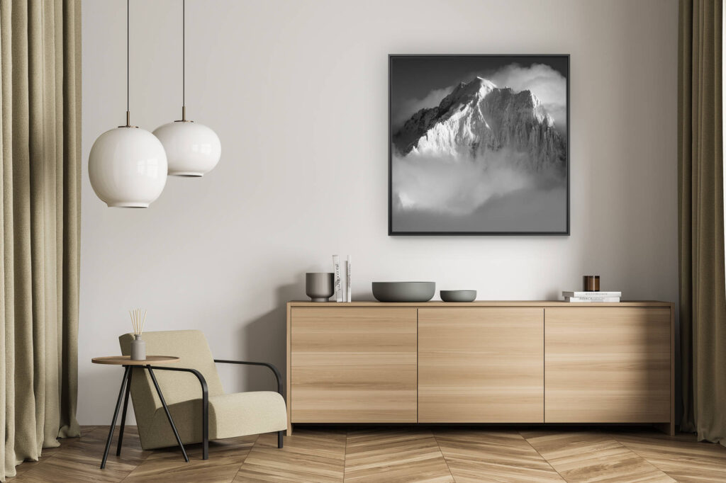 décoration murale salon - tableau photo montagne alpes suisses noir et blanc - Photo noir et blanc de l'Aiguille Verte et des sommets des Alpes Chamonix dans les nuages et le brouillard après une tempête ed neige