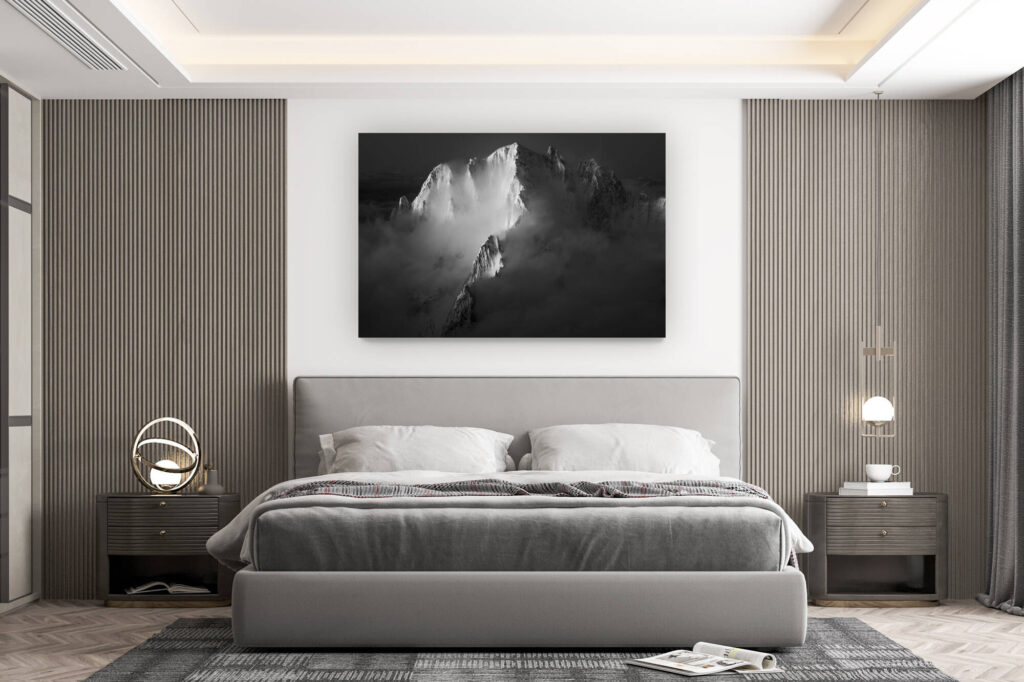 décoration murale chambre design - achat photo de montagne grand format - Aiguille verte - encadrement photo bois des montagnes de l'aiguille verte chamonix dans le brouillard et les nuages