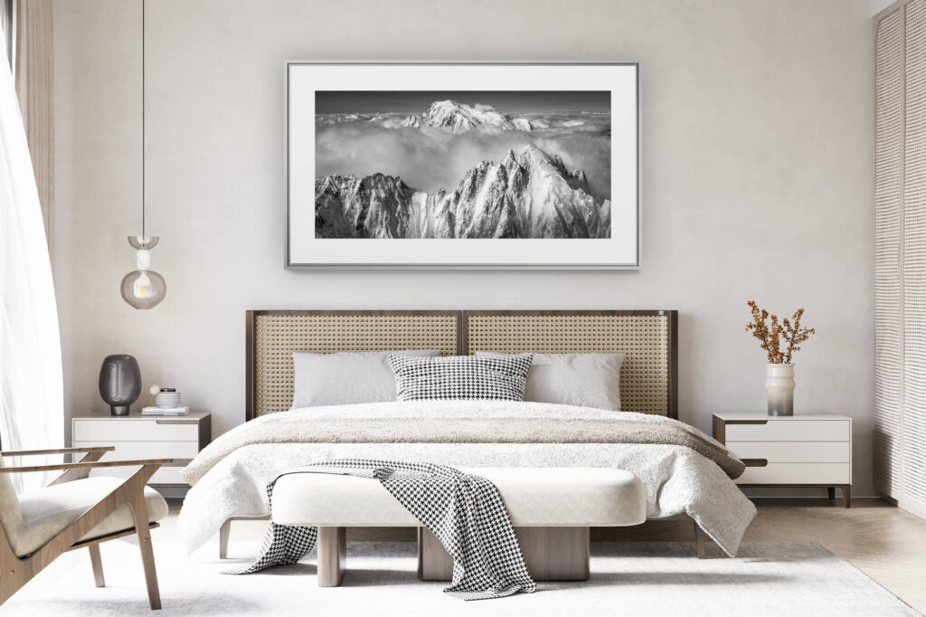 déco chambre chalet suisse rénové - photo panoramique montagne grand format - Aiguille Verte et Mont-Blanc - Chamonix panoramic mont blanc - Voie normal en noir et blanc