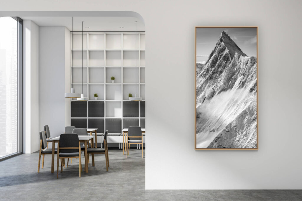 décoration intérieur moderne contemporain - photo de montagne grand format vertical - Sommet  des Alpes Bernoises et de la roche en montagne sous la neige - Finsteraarhorn en noir et blanc