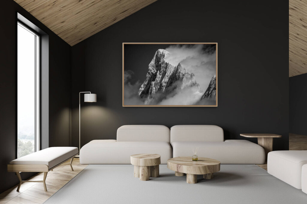 décoration chalet suisse - intérieur chalet suisse - photo montagne grand format - photo grandes jorasses - traversée des grandes jorasses en image - montagne en hiver enneigée - montagne célèbre de Chamonix - météo à chamonix nuageuse