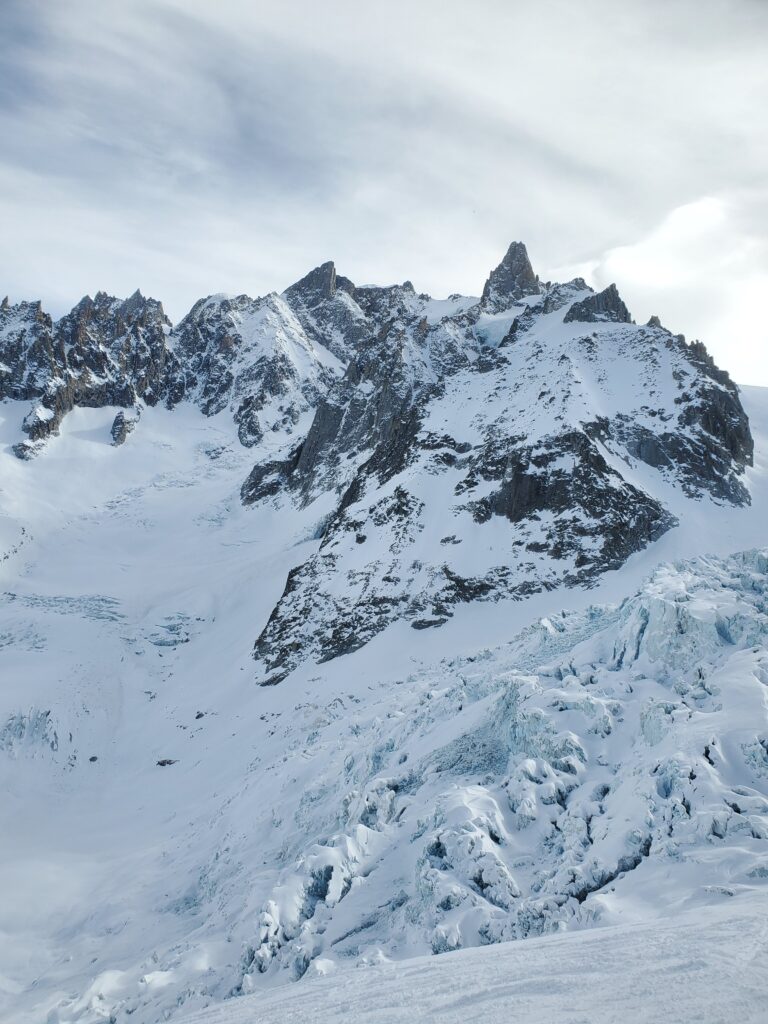 Chutes de séracs à la vallée blanche à Chamonix en hiver, Alpes françaises