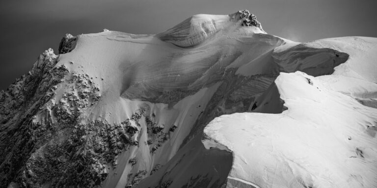 Photographie noir et blanc du Mont Blanc du Tacul avec arête lumineuse et glaciers suspendus, massif du Mont-Blanc