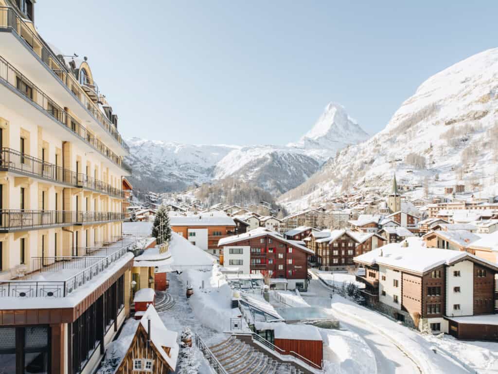 Hôtel Beausite Zermatt vue de l'extéireur avec vue sur le Cervin enneigé en hiver