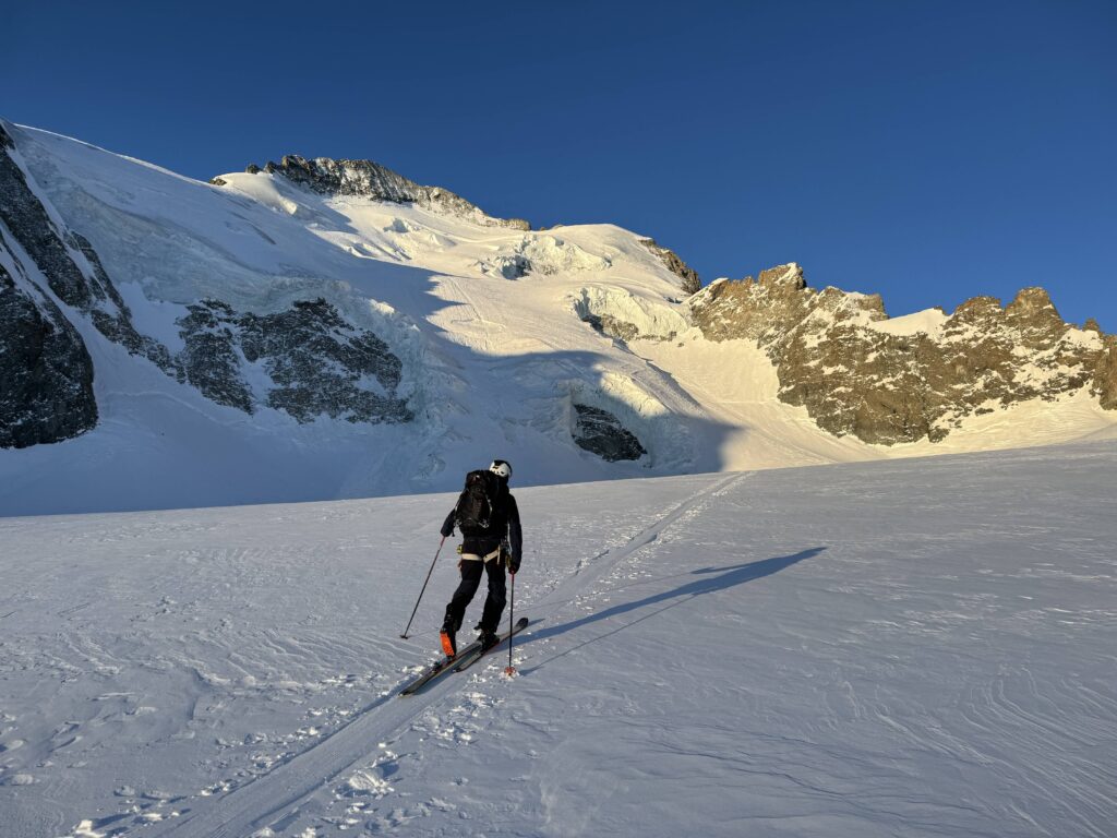 Bergsteiger, der Skitouren im Hochgebirge unternimmt