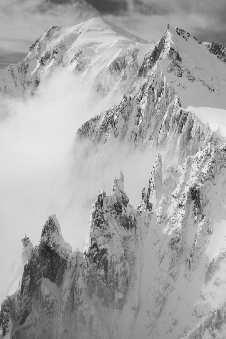 Aiguilles du Diable sous la neige après la tempête, massif du Mont Blanc, photographie noir et blanc