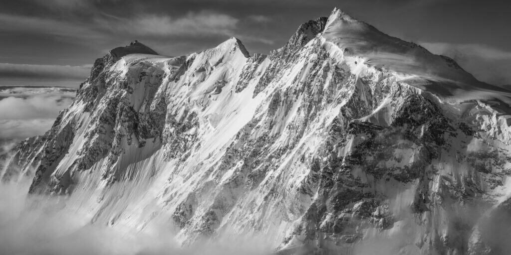 Schwarz-Weiß-Fotografie des Monte-Rosa-Massivs mit dem Nordend, der Dufourspitze, der Zumsteinspitze, der Gnifetti-Spitze und der Parrotspitze