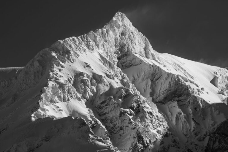 Schwarz-Weiß-Fotografie des Sex Rouge in Les Diablerets nach einem Wintersturm.