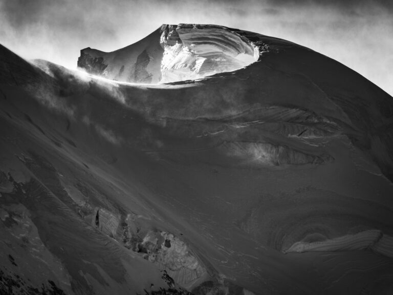 Mont Blanc du Tacul en noir et blanc après la tempête, arête en spirale illuminée par le soleil levant, glacier suspendu déversant, Alpes françaises