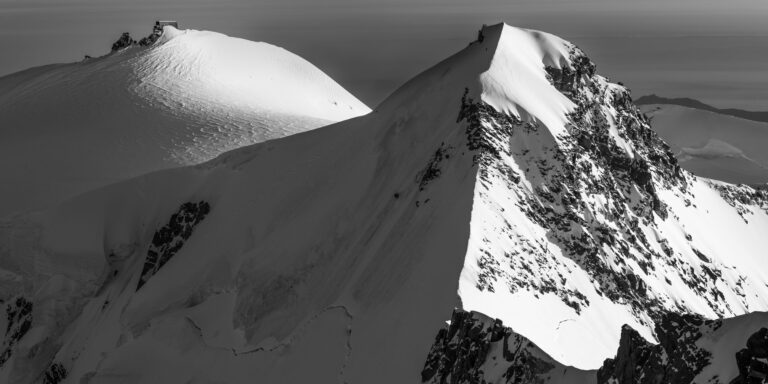 Zumsteinspitze et Pointe Gnifetti du massif du Mont Rose éclairées par le soleil couchant en noir et blanc